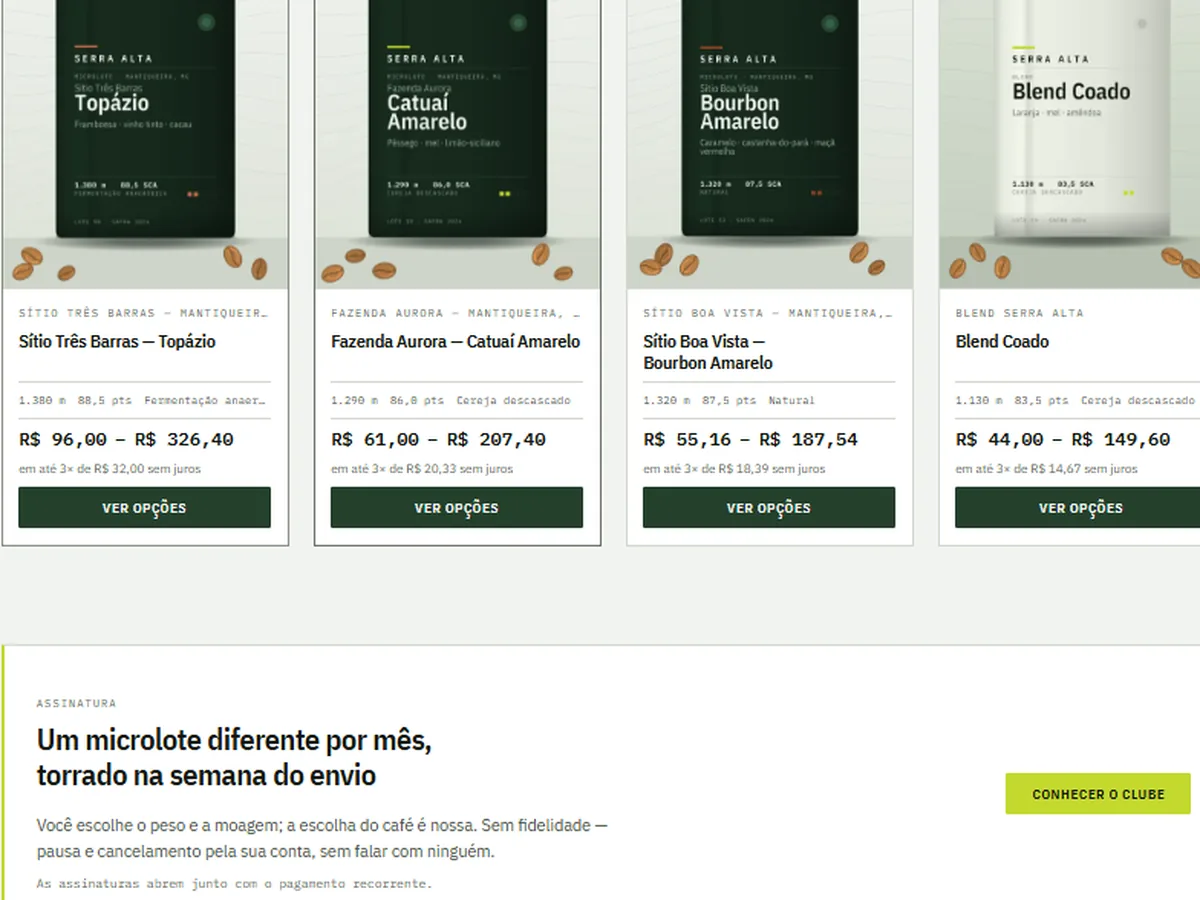Loja de café: grade do catálogo com quatro microlotes, cada card trazendo produtor e região, altitude, pontos SCA e processo, a faixa de preço das variações e o parcelamento em três vezes, seguida do bloco do clube de assinatura